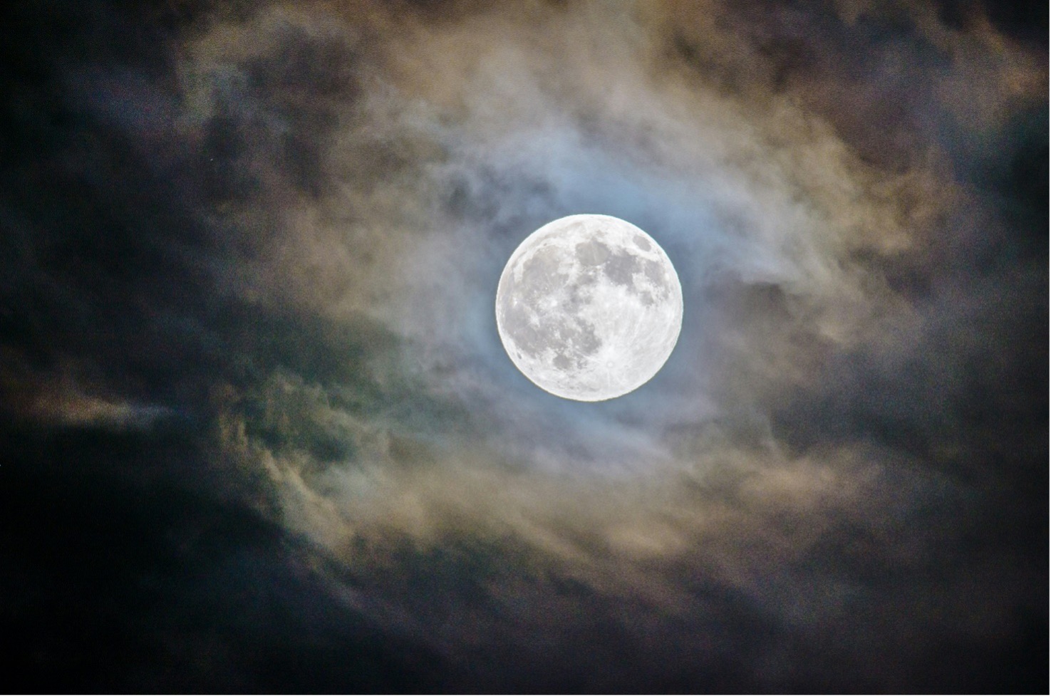 Luna piena scorpione maggio 2025